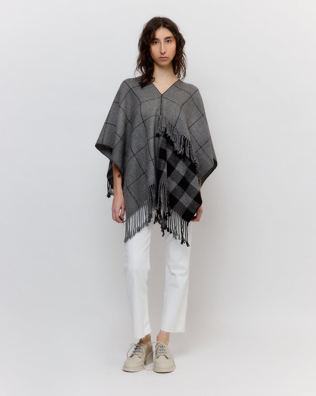 PONCHITO SURI / Gris + Negro
