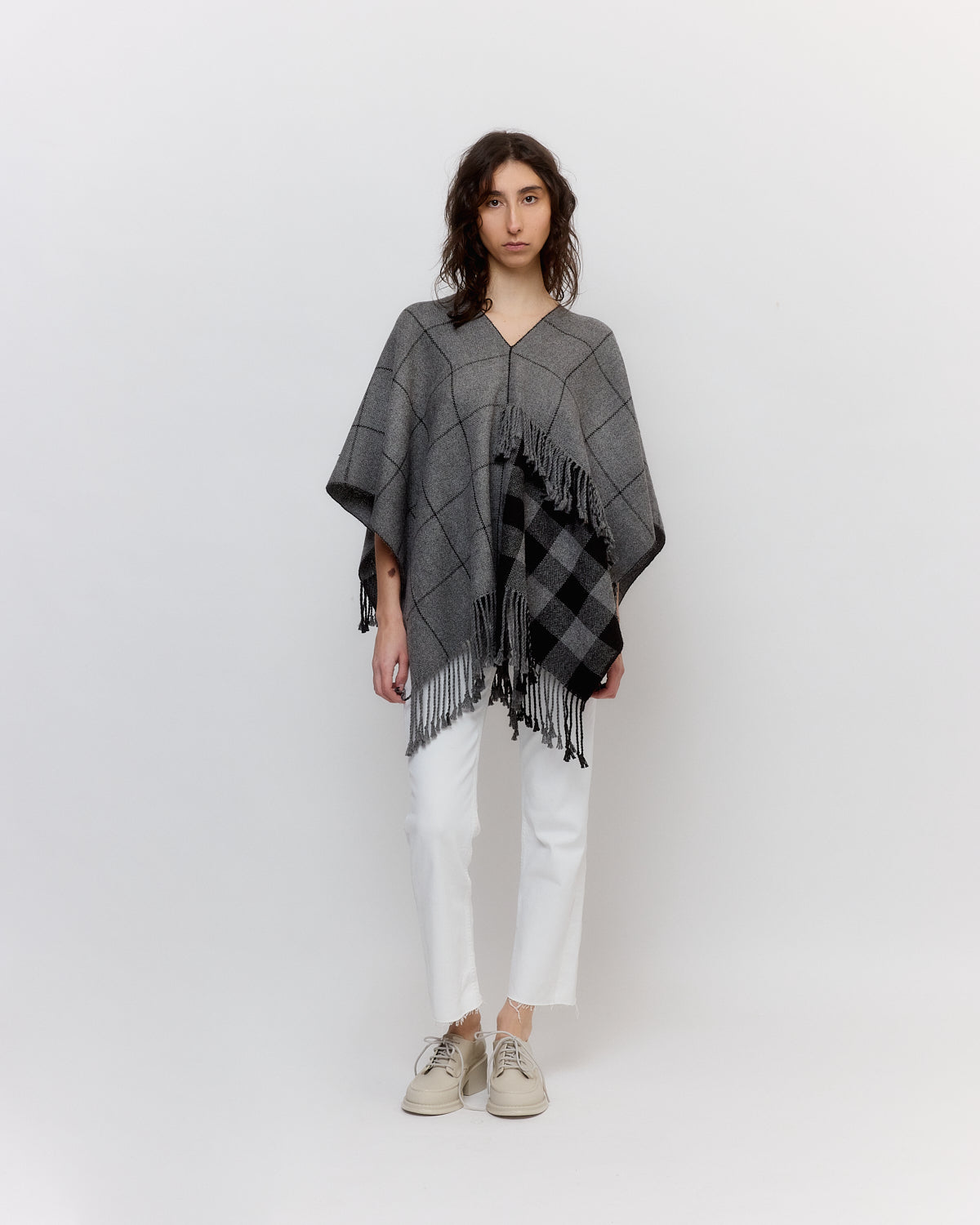 PONCHITO SURI / Gris + Negro