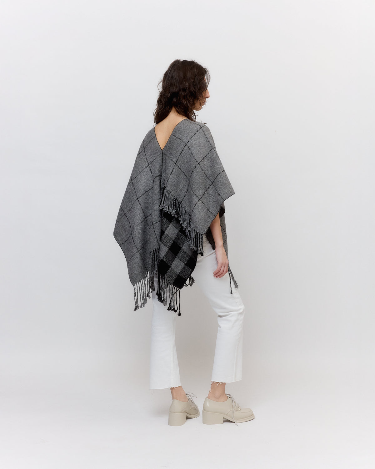 PONCHITO SURI / Gris + Negro